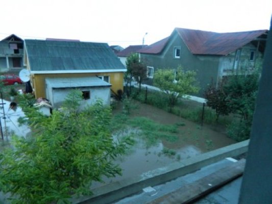 Inundaţii în judeţul Constanţa: gospodării acoperite de ape în Valu, trafic paralizat în Mamaia